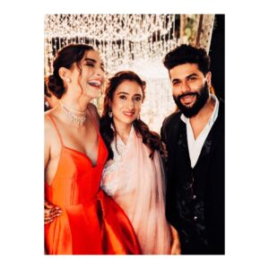 Sonam Kapoor Instagram - My OG best friends forever... @shehlaakhan @kunalrawaldstress 30 years and counting..