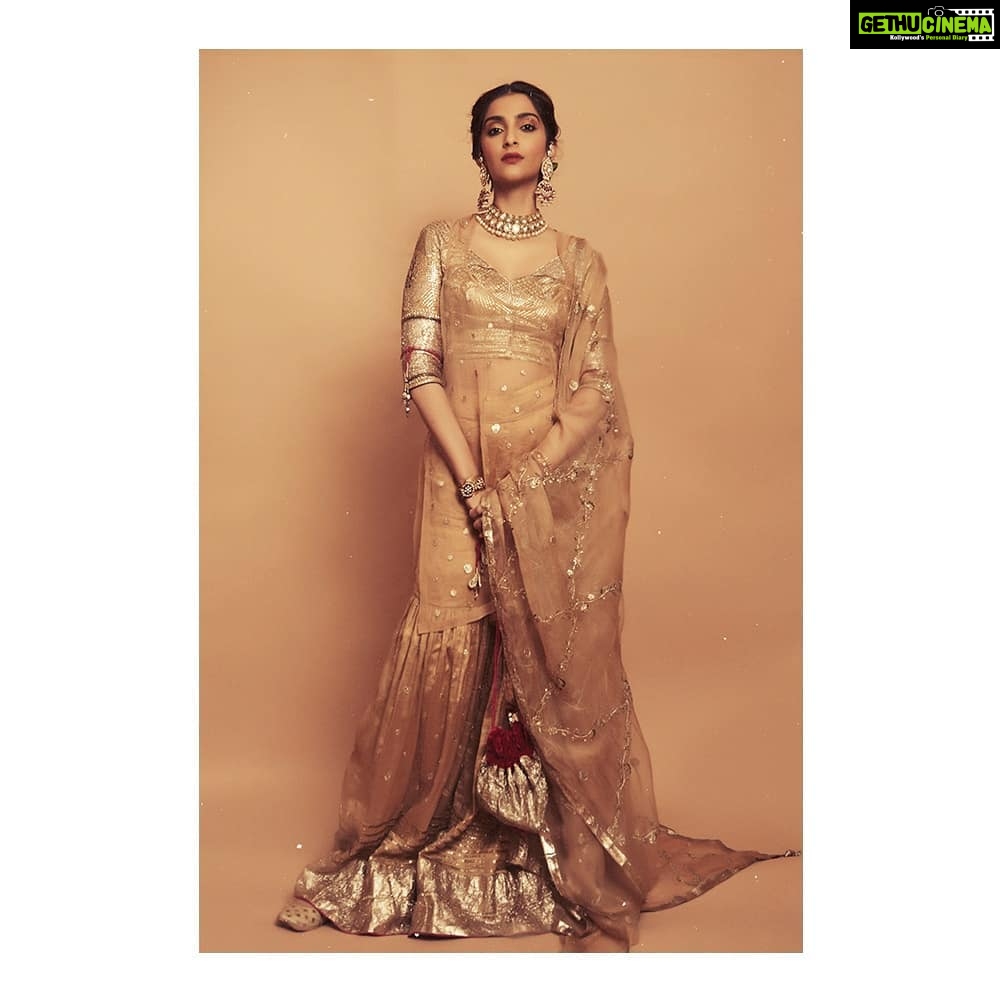 Sonam Kapoor Instagram - ✨✨✨ Outfit: @goodearthindia couture Earrings, Necklace and Bracelet: @kapoor.sunita Bangles and Rings: @amrapalijewels Make up - @artinayar Hair - @alpakhimani Styled by @rheakapoor Assisted by @spacemuffin27 @manishamelwani @snehaindulkar 📸: @thehouseofpixels