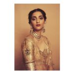 Sonam Kapoor Instagram - Outfit: @goodearthindia couture Earrings, Necklace and Bracelet: @kapoor.sunita Bangles and Rings: @amrapalijewels Make up - @artinayar Hair - @alpakhimani Styled by @rheakapoor Assisted by @spacemuffin27 @manishamelwani @snehaindulkar 📸: @thehouseofpixels