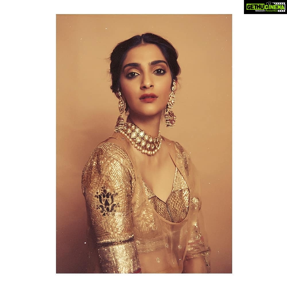 Sonam Kapoor Instagram - Outfit: @goodearthindia couture Earrings, Necklace and Bracelet: @kapoor.sunita Bangles and Rings: @amrapalijewels Make up - @artinayar Hair - @alpakhimani Styled by @rheakapoor Assisted by @spacemuffin27 @manishamelwani @snehaindulkar 📸: @thehouseofpixels