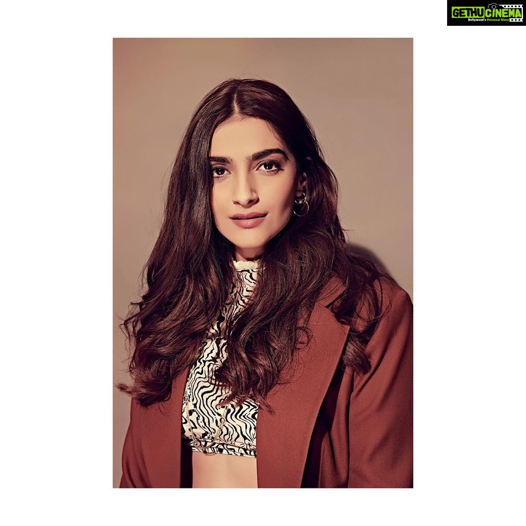 Sonam Kapoor Instagram - Walking on the wild side 😜 For the special screening of #EkLadkiKoDekhaTohAisaLaga trailer Suit - @chloe Rings and bracelets - @hcraftjewellery Necklace - @zoyajewels Earrings - @thelinehq Hair - @bbhiral Make up - @tanviborkar Styling - @rheakapoor Assistant - @manishamelwani @spacemuffin27 📸: @thehouseofpixels