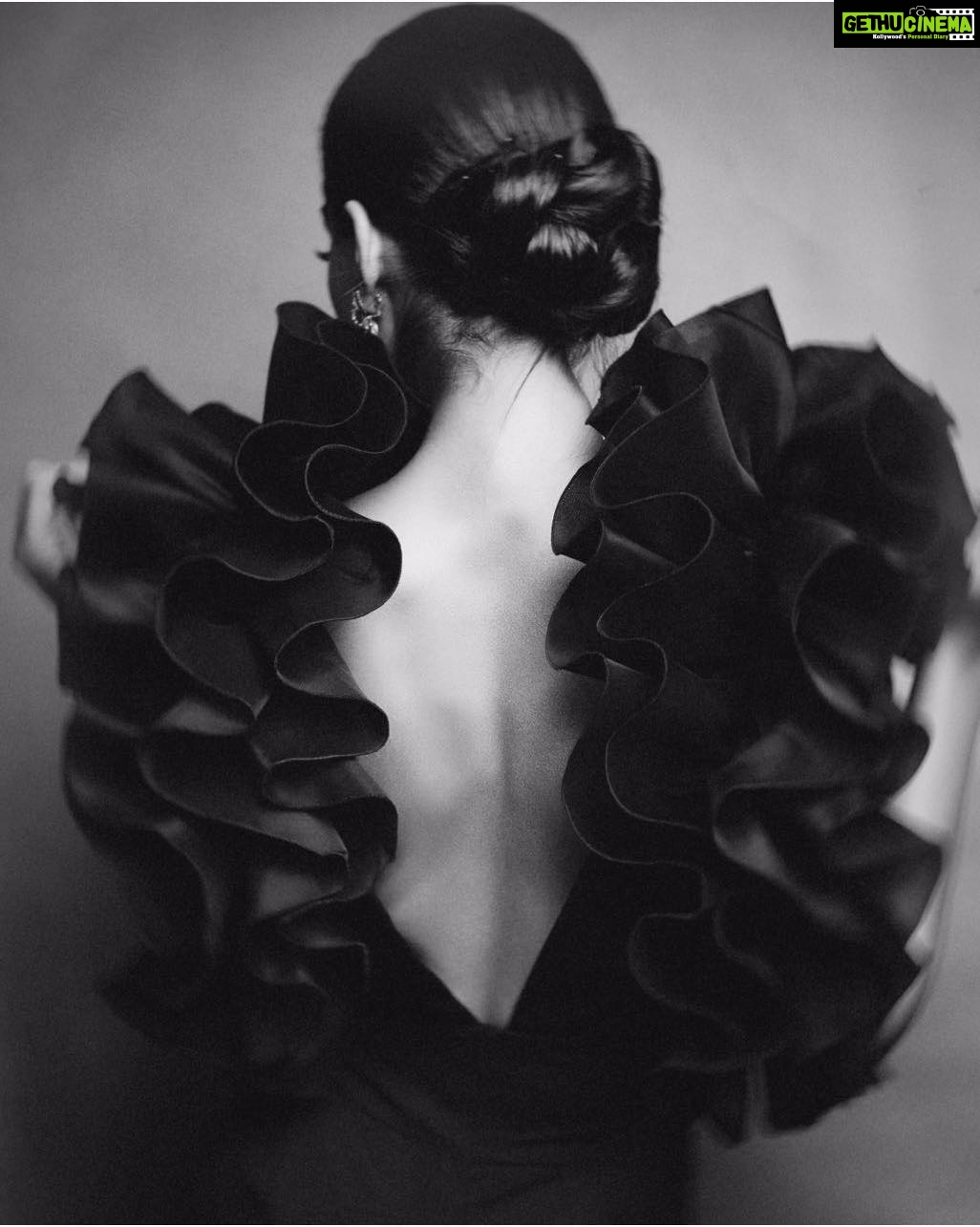 Sonam Kapoor Instagram - I’M SO GLAD THAT SO MANY ACTORS ARE DOING BEAUTIFUL IMAGES OF THEIR OUTFITS NOW. IT’S A GREAT WAY TO PROMOTE NEW DESIGNERS AND TALENT AND GET BEAUTIFUL PICTURES! @RHEAKAPOOR AND @THEHOUSEOFPIXELS WE STARTED THIS MOVEMENT OF STYLE AND ART TOGETHER!