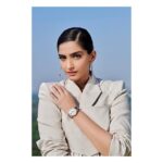 Sonam Kapoor Instagram - 👗 - @ladobokuchava 💎 - @azotiique ⌚ - @iwcwatches @iwcwatches_india 👜 - vintage 👢- @maisonmargiela 📸 - @thehouseofpixels HMU - @namratasoni Styling- @rheakapoor Assistant Stylists - @spacemuffin27 @vani2790 @manishamelwani