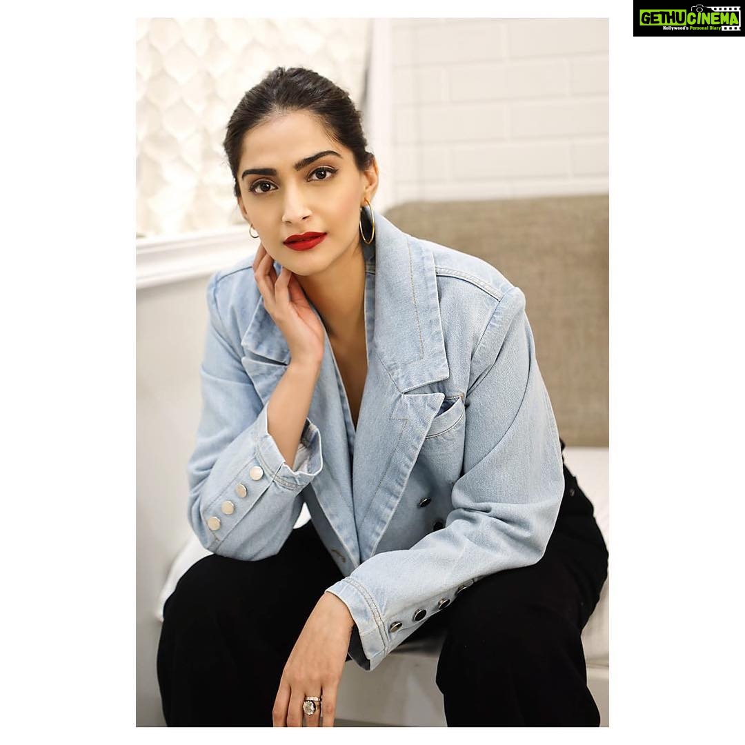 Sonam Kapoor Instagram - 🧥 @_ingorokva_ 👖 @frame 👟 @vegnonveg @nike 📸 @amanbhakri 💄 @namratasoni STYLE @rheakapoor @vani2790 @manishamelwani @spacemuffin27 Mumbai, Maharashtra