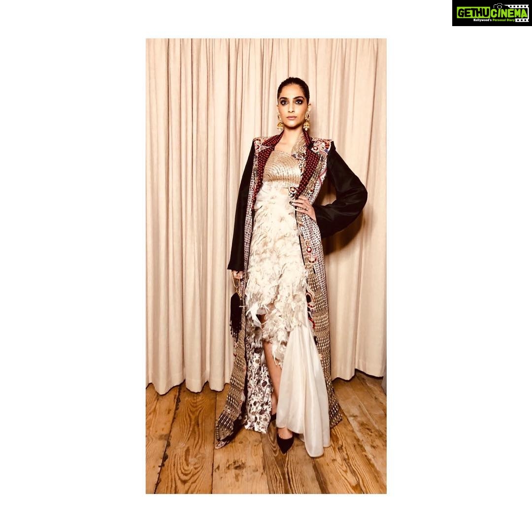 Sonam Kapoor Instagram - for the #BoFVOICES gala dinner In all @anamikakhanna.in STYLE @nikhilmansata 💄 @official_maria_asadi 💇♀️ @bbhiral 💎 @priya.ahuja27 ❤️🙏