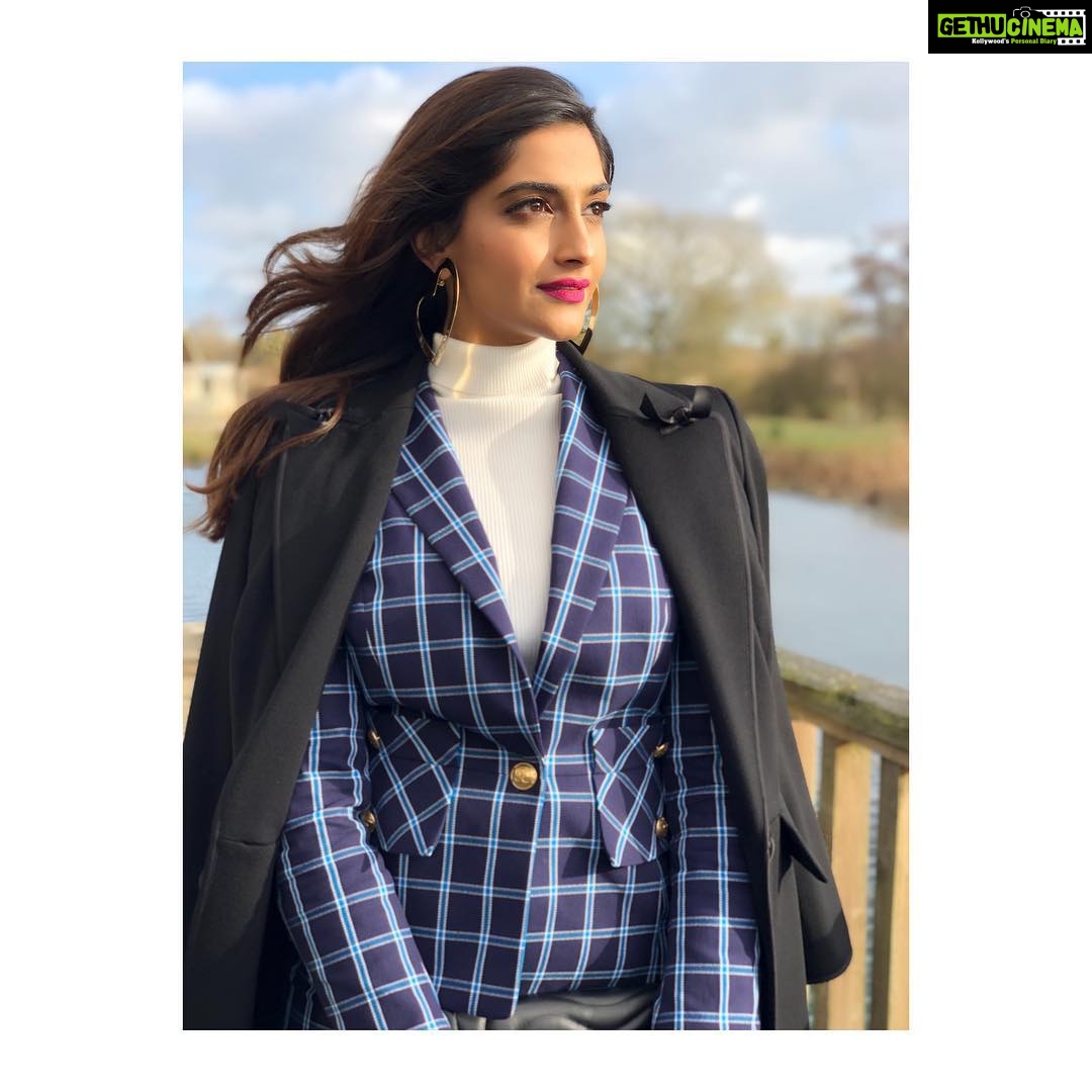 Sonam Kapoor Instagram - Thanks @bof for having me at #BoFVOICES it was such an honour conversing with @imranamed and Carla ! π @escadaofficial πββοΈ @bbhiral π @official_maria_asadi STYLE @rheakapoor Soho Farmhouse