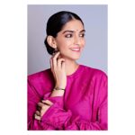 Sonam Kapoor Instagram - I #MAKEAPROMISE with @louisvuitton and @unicef to help & support children in urgent need. You can also lend your support with the Silver Lockit Fluo, available in LV stores or at www.louisvuitton.com #louisvuitton #lvindia #unicef