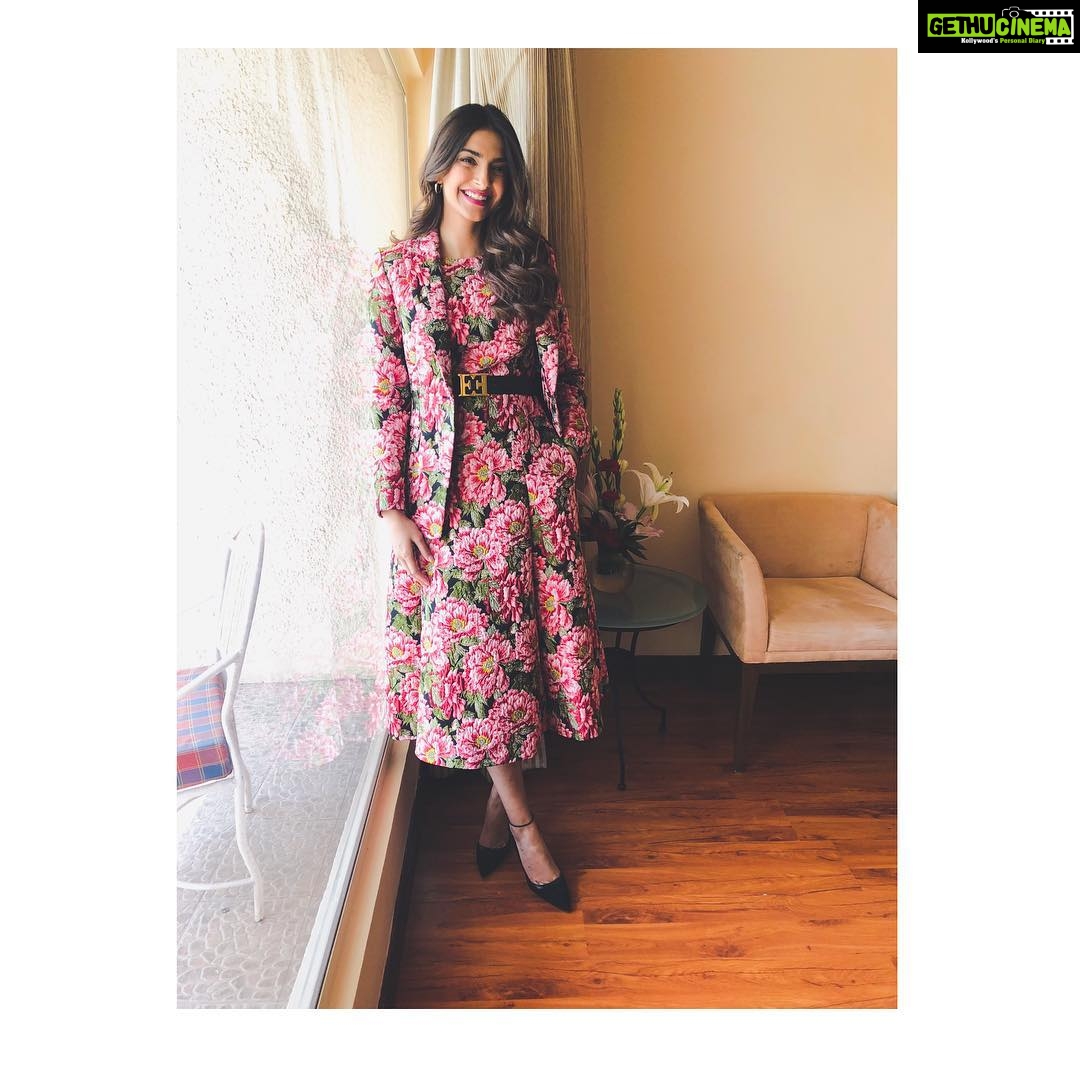 Sonam Kapoor Instagram - Thanks so much @escadaofficial for this beautiful outfit that I wore for the inspiring #wethewomen summit. It was unabashedly feminine. 💄 @artinayar 💇♀️ @bbhiral 📸 @neeha7 Styled by @rheakapoor assisted by @spacemuffin27 @manishamelwani Bangalore, India