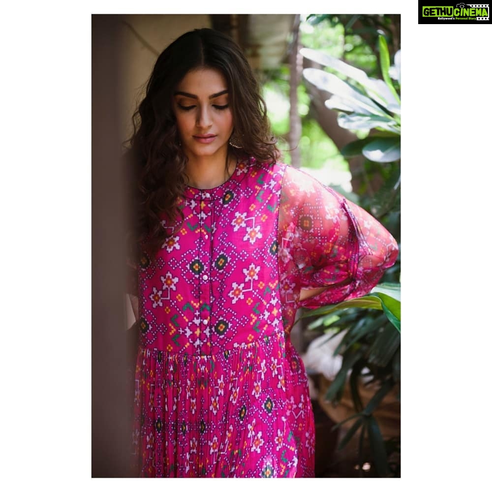 Sonam Kapoor Instagram - The world is full of poetry. The air is living with its spirit; and the waves dance to the music of its melodies, and sparkle in its brightness. - James Gates Percival π: @saakshakinni π: @inaayatjewels Hair: @alpakhimani Makeup: @mehakoberoi Stylist: @rheakapoor Assisted by: @manishamelwani & @vani2790 π·: @thehouseofpixels