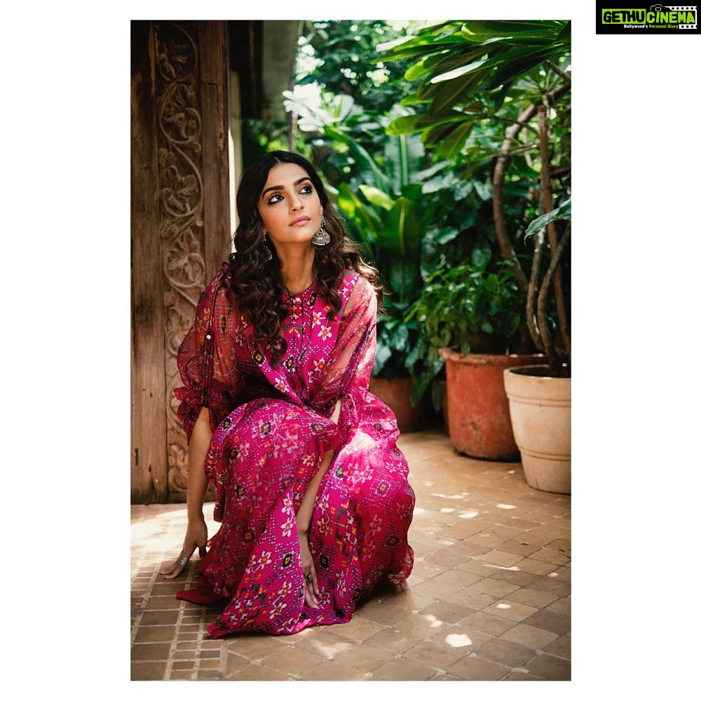 Sonam Kapoor Instagram - Enjoying a spot of sun, something I’ve missed during the monsoon! 🌅 👗: @saakshakinni 💎: @inaayatjewels Hair: @alpakhimani Makeup: @mehakoberoi Stylist: @rheakapoor Assisted by: @manishamelwani & @vani2790 📷: @thehouseofpixels