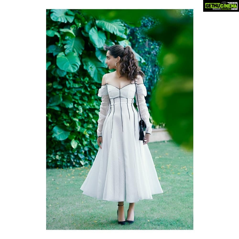 Sonam Kapoor Instagram - For @algebratheartsandideasclub #AlgebraConversations 👗: @emiliawickstead Earrings: @jet_gems Ring: @minawala_jewellers 👠: @manoloblahnikhq Hair: @alpakhimani 💄: @artinayar Stylist: @rheakapoor Assisted by: @spacemuffin27 & @manishamelwani 📷: @thehouseofpixels