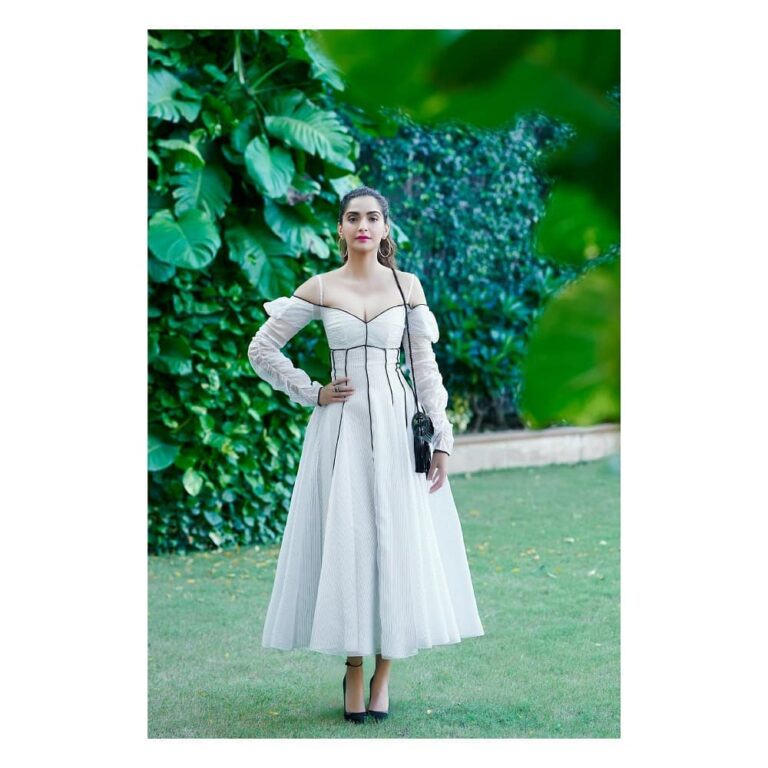 Sonam Kapoor Instagram - I was thrilled to be part of the panel for Algebra - The Arts & Ideas Club over the weekend, sharing a little bit about what makes me, me. #AlgebraConversations For @algebratheartsandideasclub 👗: @emiliawickstead Earrings: @jet_gems Ring: @minawala_jewellers 👠: @manoloblahnikhq Hair: @alpakhimani 💄: @artinayar Stylist: @rheakapoor Assisted by: @spacemuffin27 & @manishamelwani 📷: @thehouseofpixels