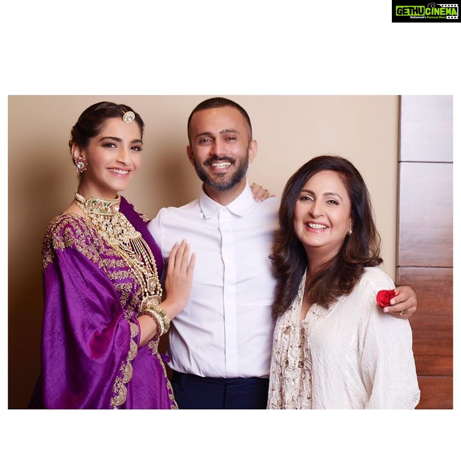 Sonam Kapoor Instagram - Ahuja’s ! Thanks so much for coming and supporting me ❤️❤️❤️❤️❤️@kapoor.sunita you were missed ☹️