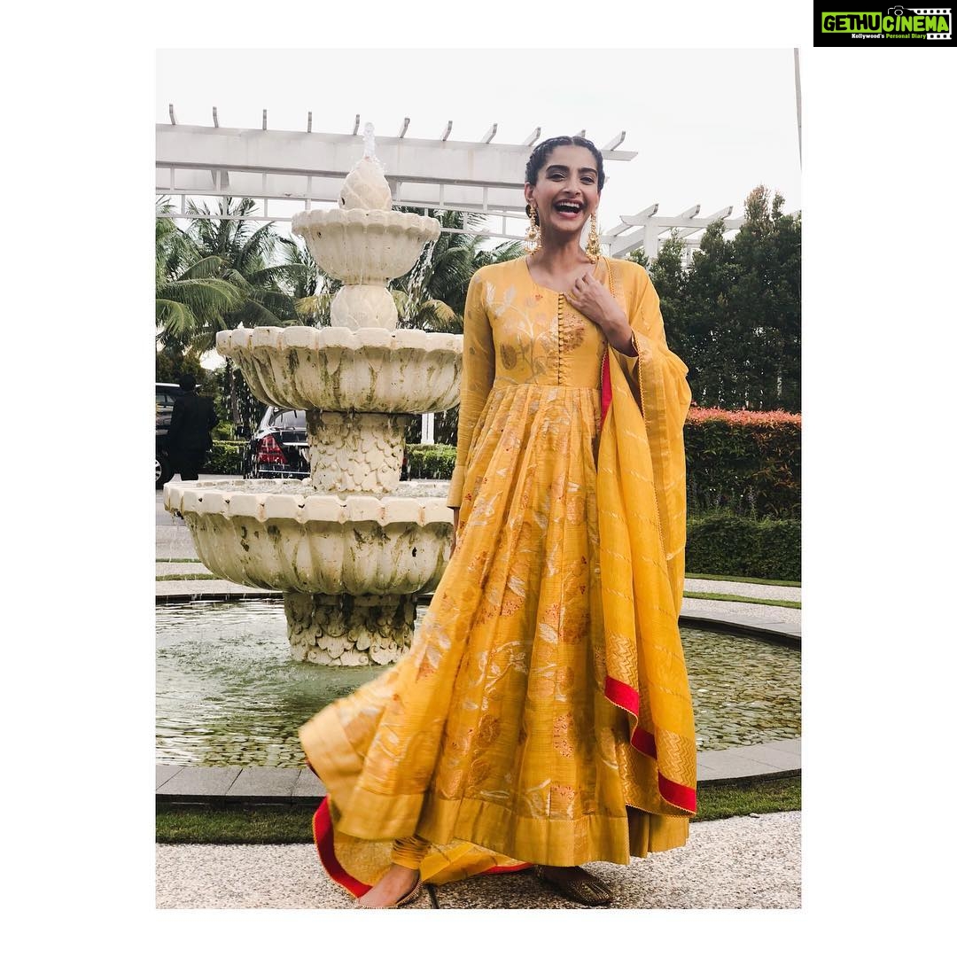 Sonam Kapoor Instagram - No touch ups just joy! Thanks for making me look purty @artinayar @bbhiral 👗 @shahgaurang styled by @rheakapoor @manishamelwani @vani2790 The Sanchaya
