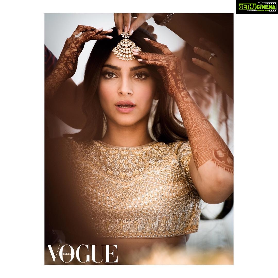 Sonam Kapoor Instagram - #everydayphenomenal 💫 @anandahuja Thank you @VogueIndia ♥️ In @abujanisandeepkhosla Jewelry by: @kapoor.sunita Photographed by: @signe_vilstrup Creative direction by: @anaitashroffadajania Styled by: @rheakapoor Hair and Make-up by: @namratasoni