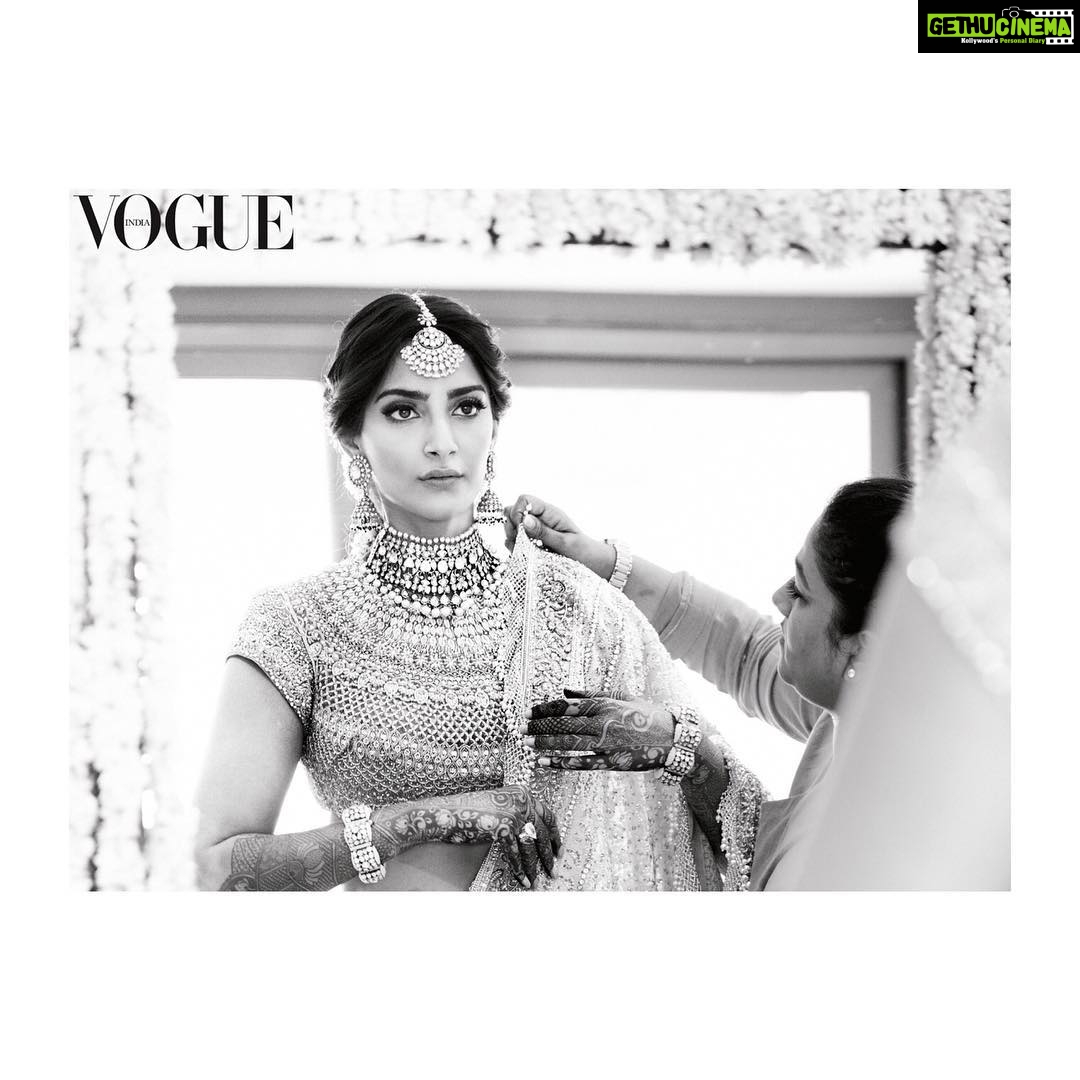 Sonam Kapoor Instagram - #everydayphenomenal 💫 @anandahuja Thank you @VogueIndia ♥️ In @abujanisandeepkhosla Jewelry by: @kapoor.sunita Photographed by: @signe_vilstrup Creative direction by: @anaitashroffadajania Styled by: @rheakapoor Hair and Make-up by: @namratasoni