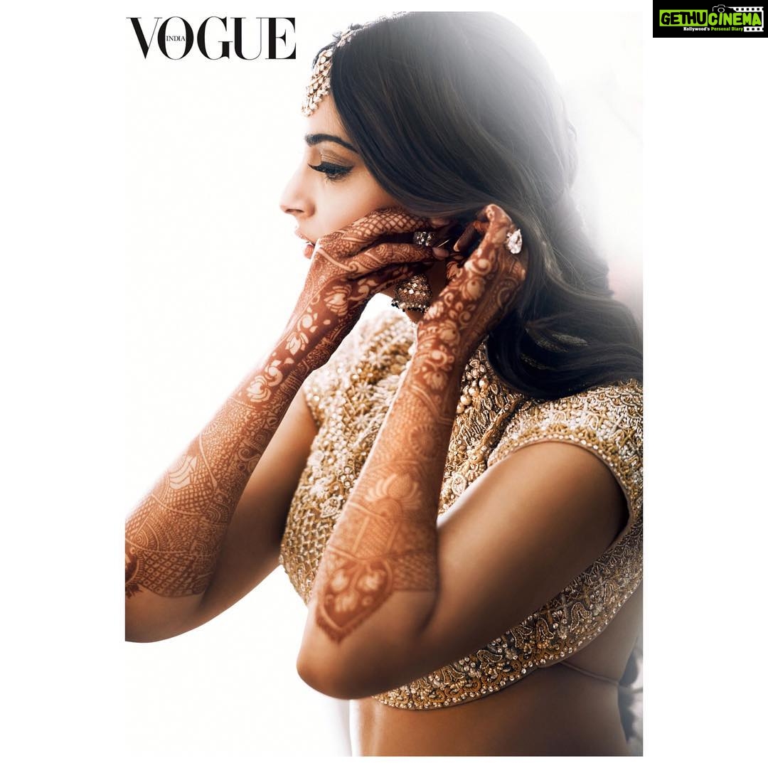 Sonam Kapoor Instagram - #everydayphenomenal 💫 @anandahuja Thank you @VogueIndia ♥️ In @abujanisandeepkhosla Jewelry by: @kapoor.sunita Photographed by: @signe_vilstrup Creative direction by: @anaitashroffadajania Styled by: @rheakapoor Hair and Make-up by: @namratasoni