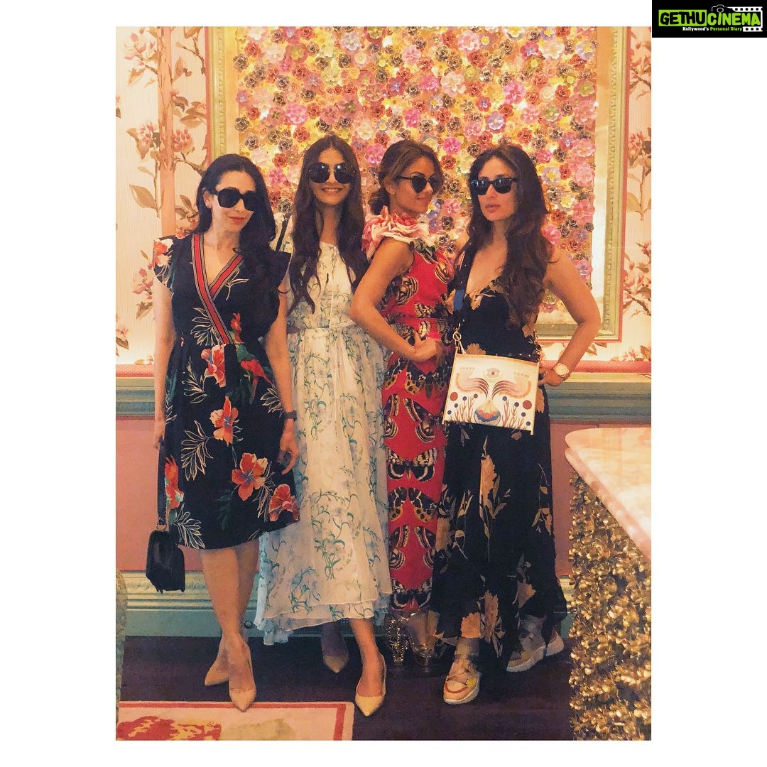Sonam Kapoor Instagram - Longest and funnest lunch with the girls! #friendslikefamily❤️ #kapoorsisters ! @rheakapoor we missed you! thanks NAT for putting this together! Love you! @therealkarismakapoor @natasha.poonawalla @natasha_poonawalla #kareenakapoorkhan 📷 @anandahuja Annabel's