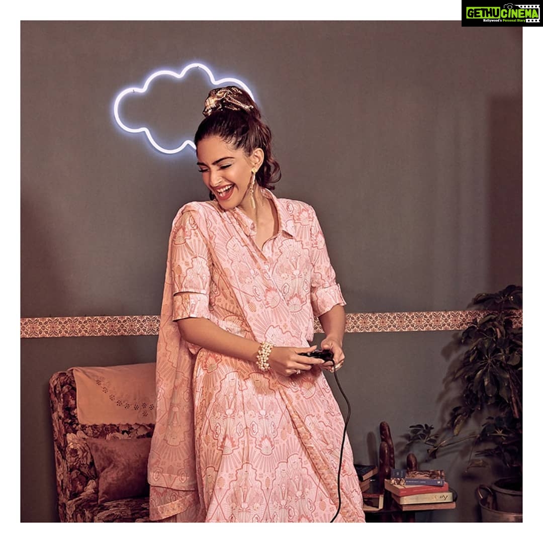 Sonam Kapoor Instagram - No monsoon blues over here! I love wearing bright, vibrant prints during this season 🌧♥️ Check out Rheson’s latest drop 'Saree Borders', now available on @shoppersstop and @amazonfashionin. #NoRhesonICant #80sFashion @wearerheson @rheakapoor