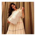 Sonam Kapoor Instagram - We're all capable of massive change! Plastic is choking our oceans, animals & planet. I pledge to never use plastic bags again! #BeatPlasticPollution with @UNEnvironment for #WorldEnvironmentDay! Hey @AkshayKumar @ReallySwara @anilskapoor @anandahuja @diamirzaofficial – Tag, you’re it!