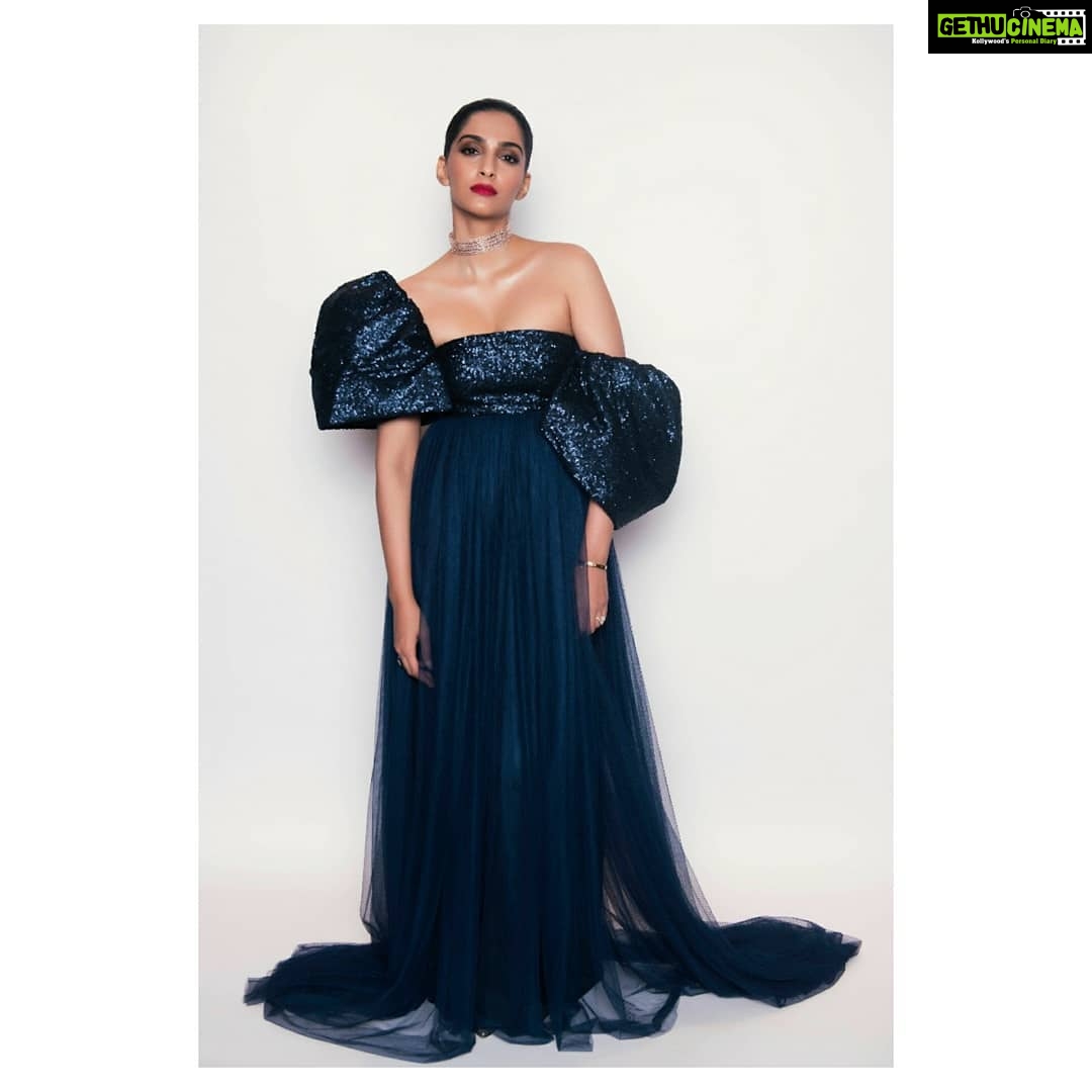 Sonam Kapoor Instagram - 👗: @sophieetvoila 💎: @gehnajewellers1 👠: @jimmychoo Style: @rheakapoor @chandiniw Assisted by: @shivani.sarin Hair: @bbhiral Make up: @tanviborkar 📸: @thehouseofpixels