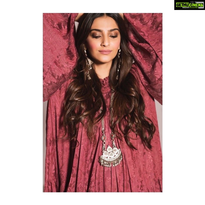 Sonam Kapoor Instagram - 👗 @pinnacle_shrutisancheti 💎 @amrapalijewels 💄 @tanviborkar 💇♀️ @alpakhimani STYLE @rheakapoor asst @manishamelwani 📷 @thehouseofpixels