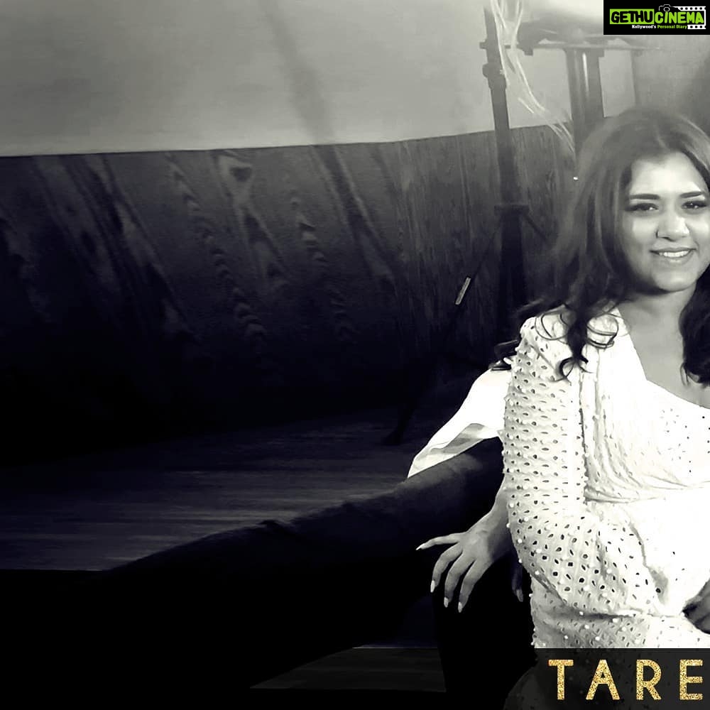 Sonam Kapoor Instagram - You've been jamming hard to #Tareefan, now it's time to sing along to its melody. #TareefanReprise out now: (link in bio) #3DaysToVDW #KareenaKapoorKhan @reallyswara @shikhatalsania @lisamishramusic @qaranx @badboyshah @zeemusiccompany @rheakapoor @ektaravikapoor @nikhildwivedi25 @balajimotionpictures @saffron_bm @vdwthefilm 📸: @thehouseofpixels
