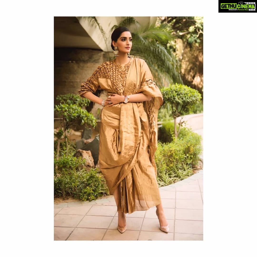 Sonam Kapoor Instagram - For Veere Di Wedding promotions. @vdwthefilm In 👗: @rashmivarma 👠: @ralphandrusso 💎: @apalabysumitofficial & @amrapalijewels Styled by: @rheakapoor Assisted by: @manishamelwani and @shivani.sarin Hair : @alpakhimani Make up : @mitalivakil 📸: @thehouseofpixels