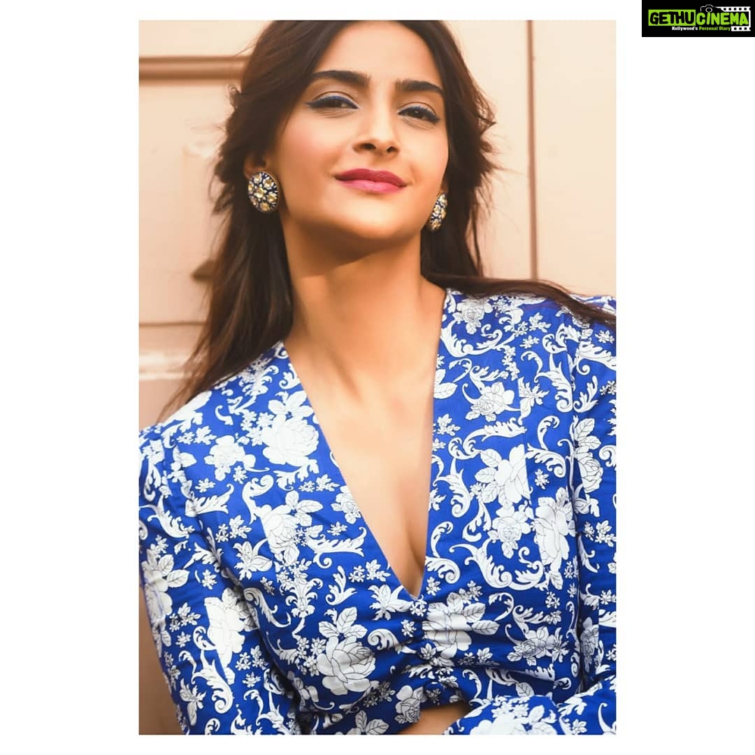 Sonam Kapoor Instagram - Veere di Wedding is one of the most unconventional movies I think we've made in Bollywood and I hope it resonates with you as strongly as it has with the entire team behind it. ❤ @vdwthefilm For #VeereDiWedding promotions 👗: @huda_al_nuaimi 👠: @jimmychoo Earrings : @sunita_shekhawat_jaipur Styled by: @rheakapoor Assisted by: @manishamelwani and @shivani.sarin Hair and make up: @namratasoni 📸: @thehouseofpixels