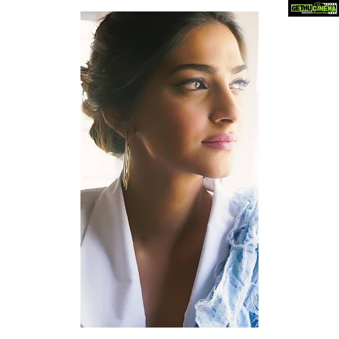 Sonam Kapoor Instagram - Design your path beautifully. 🌸 Flower it with positivity, friendship, love & generosity and you will see so much come back to you! 💖 For #VeereDiWedding promotions. @vdwthefilm 👗: @diksha.khanna Earrings : @shopeurumme Styled by: @rheakapoor Assisted by: @manishamelwani and @shivani.sarin Hair and make up: @namratasoni 📸: @thehouseofpixels