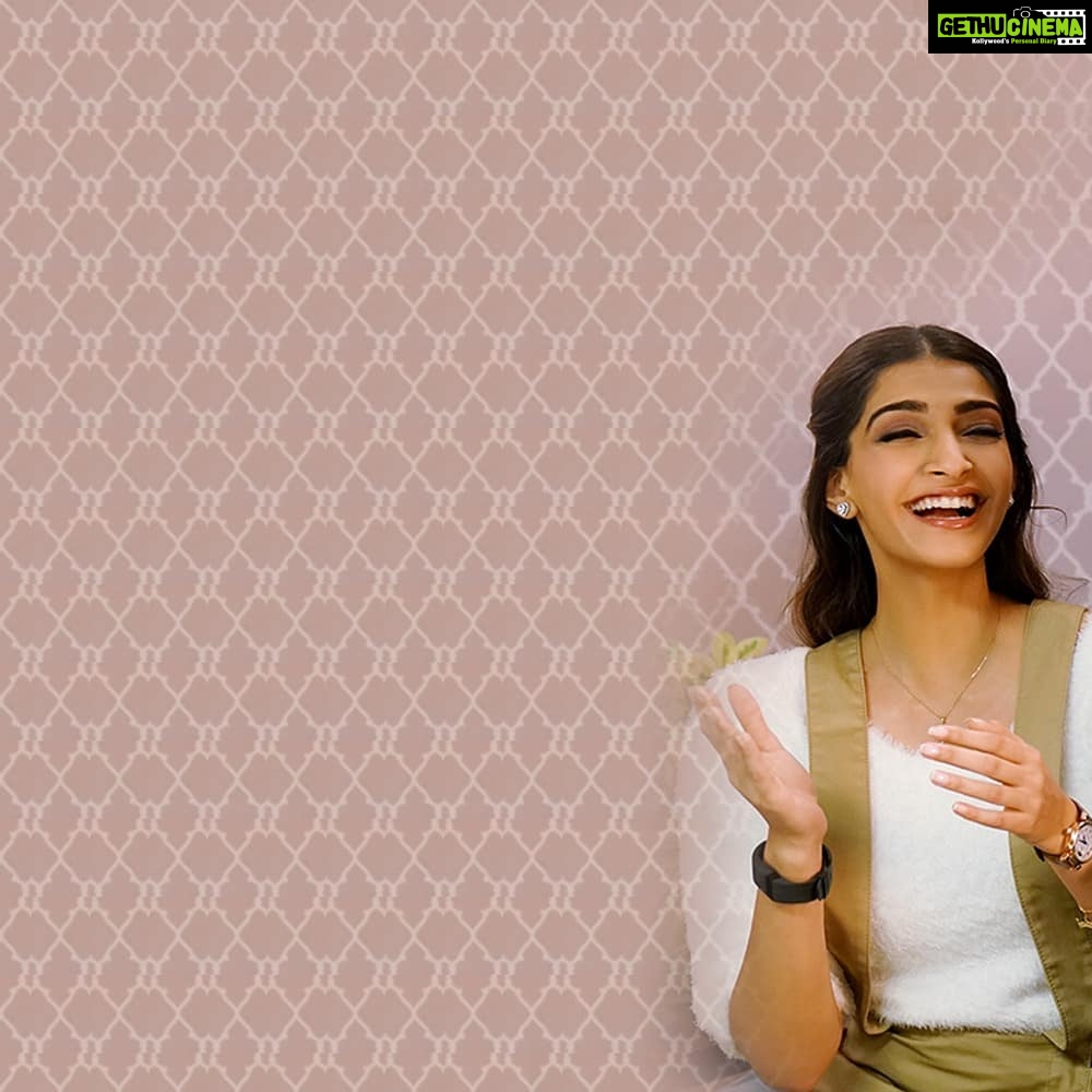 Sonam Kapoor Instagram - Throw the Laaj Sharam out of the window and open the door to freedom! Here's #LaajSharam from #VeereDiWedding -http://bit.ly/LaajSharam #KareenaKapoorKhan @reallyswara @shikhatalsania @sumeetvyas @anilskapoor @rheakapoor @ektaravikapoor @nikhildwivedi25 @balajimotionpictures @anilkapoorfilmcompany @saffron_bm @vdwthefilm