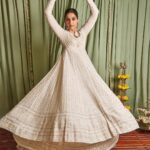Sonam Kapoor Instagram - दीप जगमगाते रहें, सबके घर झिलमिलाते रहें, साथ हों सब अपने, सब यूँ ही मुस्कुराते रहें। शुभ दिवाली. As the dawn marks the arrival of light in the world of darkness, may the lights of the Diwali mark the beginning of a shining new year in your life. Happy Diwali and a prosperous New Year! #Diwali 🪔 #newyear