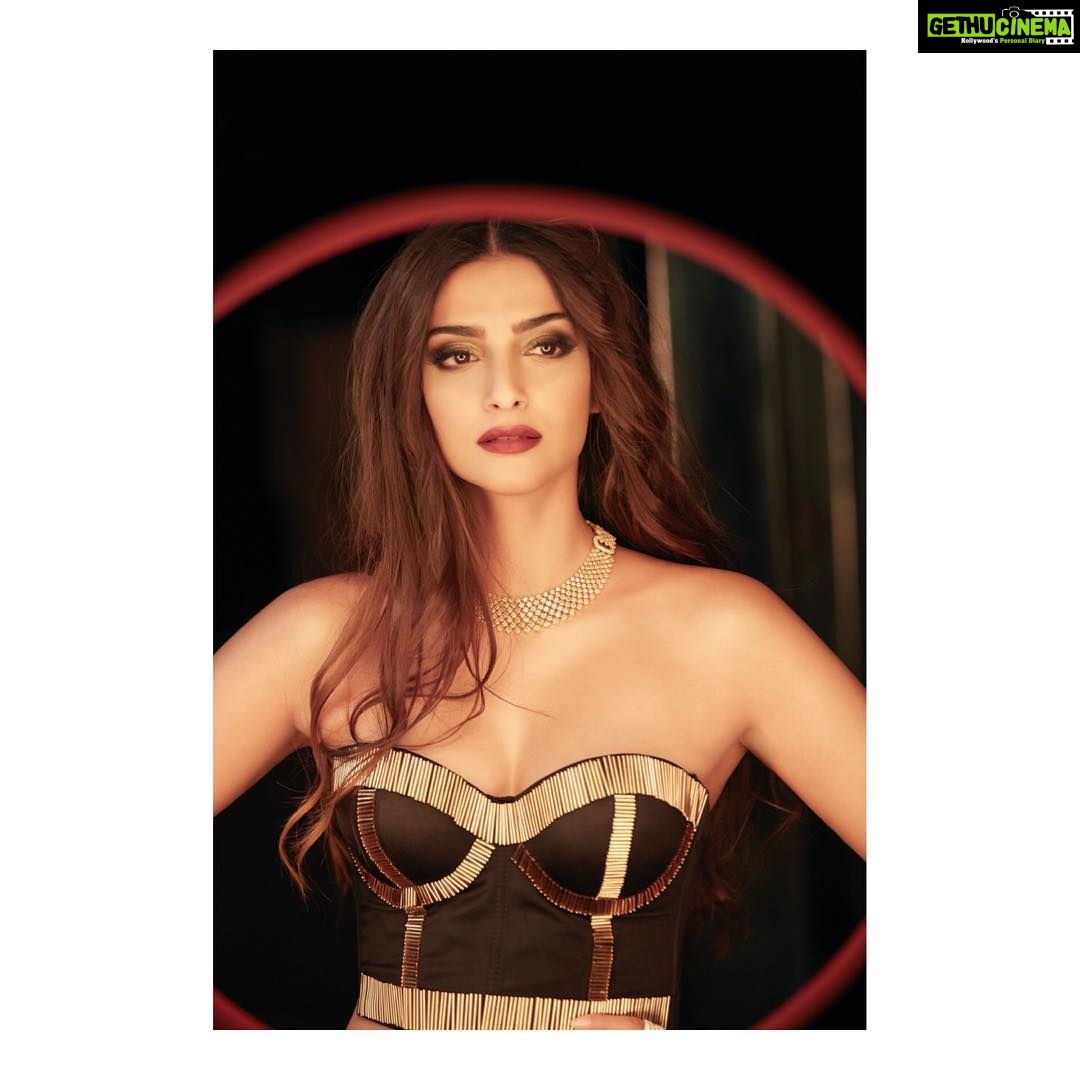 Sonam Kapoor Instagram - Are you ready for some beautiful chaos? #TareefanTomorrow #KareenaKapoorKhan @reallyswara @shikhatalsania @badboyshah @farahkhankunder @qaranx @zeemusiccompany @rheakapoor @ektaravikapoor @nikhildwivedi25 @applemusic @balajimotionpictures @saffron_bm @vdwthefilm