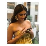 Sonam Kapoor Instagram - Saying Hello to all my App fans! #2YearsOfAppiness For @lorealmakeup 💎: @shopeurumme 💍: @misho_designs 👗: @toni_maticevski Styled by @rheakapoor Assisted by: @chandiniw x @abhilashatd Hair: @bbhiral 💄: @tanviborkar