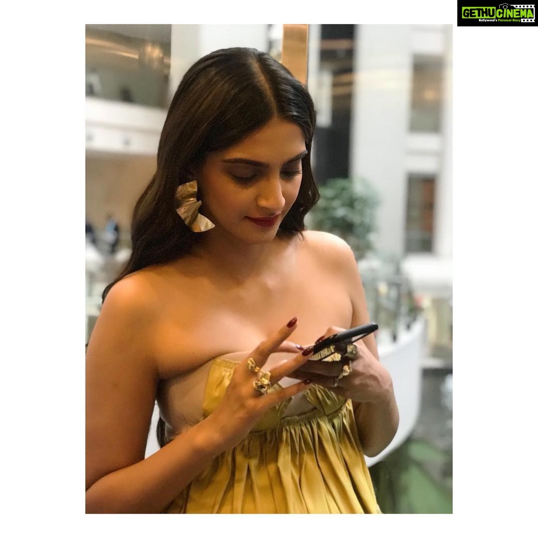 Sonam Kapoor Instagram - Saying Hello to all my App fans! #2YearsOfAppiness For @lorealmakeup π: @shopeurumme π: @misho_designs π: @toni_maticevski Styled by @rheakapoor Assisted by: @chandiniw x @abhilashatd Hair: @bbhiral π: @tanviborkar