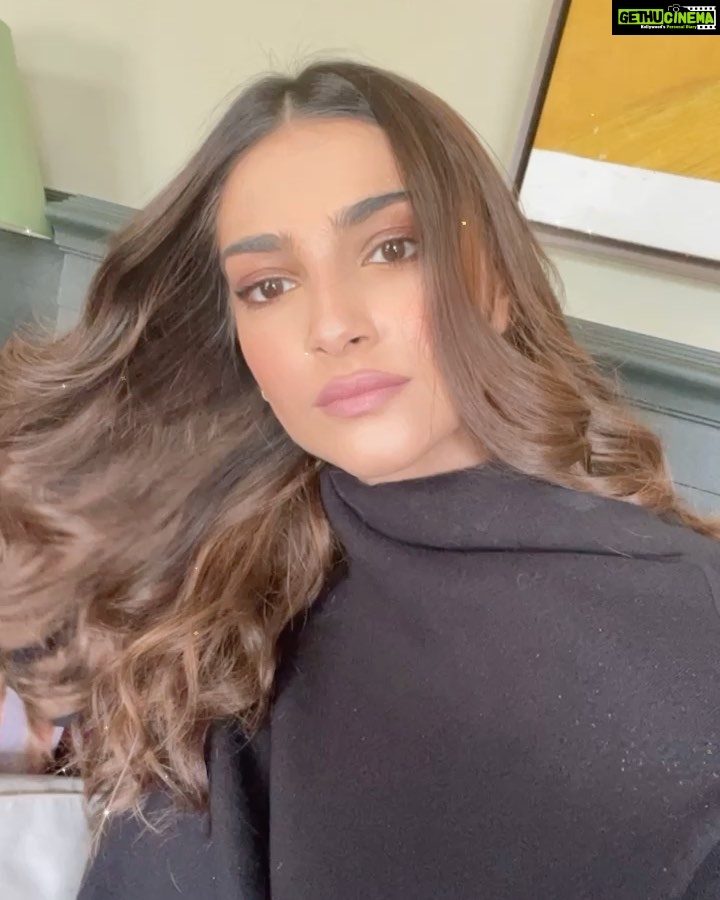Sonam Kapoor Instagram - DIY Glam is always a plan ❤️ #glam #hair London, United Kingdom