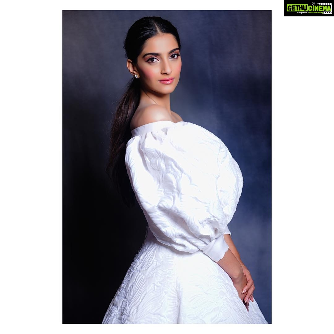Sonam Kapoor Instagram - Iβm so excited to share Veere Di Wedding trailer with you all! ππΌ β₯οΈ #VDWTrailer #imnotaCHICKflick For the @vdwthefilm trailer launch π: @celiakritharioti π : @louboutinworld Styling: @rheakapoor Styling Assistants: @chandiniw π: @artinayar πββ : @bbhiral πΈ: @thehouseofpixels
