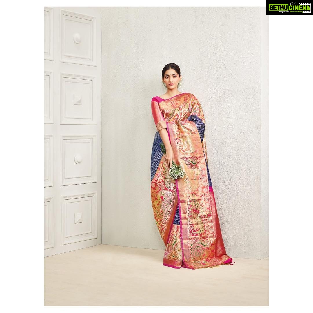 Sonam Kapoor Instagram - A saree always makes me feel dressed up, yet at the same time, incredibly comfortable and true to myself. I've fallen in love with this range of classic Kanjeevaram Silk Sarees from Neerus India! π In @neerusindia Kanjeevaram Silk Saree weaved with a Blue Dyed Body Chequered in Pure Gold and Silver Zari complimented with a Big Intricate Kalamkari style Border. #kanjeevaram #silksaree #handloom #madeinindia #craftsmanship #saree #indianethnic #weaves #neerusindia #neerus π: @mallika_bhat ππ»: @alpakhimani πΈ: @ridburman