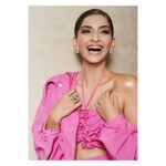 Sonam Kapoor Instagram - Always look on the pink side of life! ☺ #IWC150 For @iwcwatches_india @iwcwatchesarabia 👗: @rosie_assoulin Earrings: @chopard 👩: @namratasoni HMU assitant: @deepti1681 Styling: @rheakapoor Styling Assistants: @abhilashatd Styling Assistants: @chandiniw 📸: @thehouseofpixels