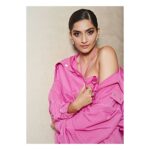 Sonam Kapoor Instagram – “Pink its my new obsession, Pink it’s not even a question” — Aerosmith 
For @iwcwatches_india @iwcwatchesarabia
👗: @rosie_assoulin
Earrings: @chopard
👩: @namratasoni
HMU assitant: @deepti1681
Styling: @rheakapoor
Styling Assistants: @abhilashatd
Styling Assistants: @chandiniw
📸: @thehouseofpixels