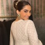 Sonam Kapoor Instagram - If only getting into glam was this easy! 🙈 Hope everyone’s Diwali celebrations were filled with love, light and lots of good food! ❤️ Dream team: @official_maria_asadi @kenorourke1 @nikhilmansata @abujanisandeepkhosla @kapoor.sunita @binagoenkaofficial