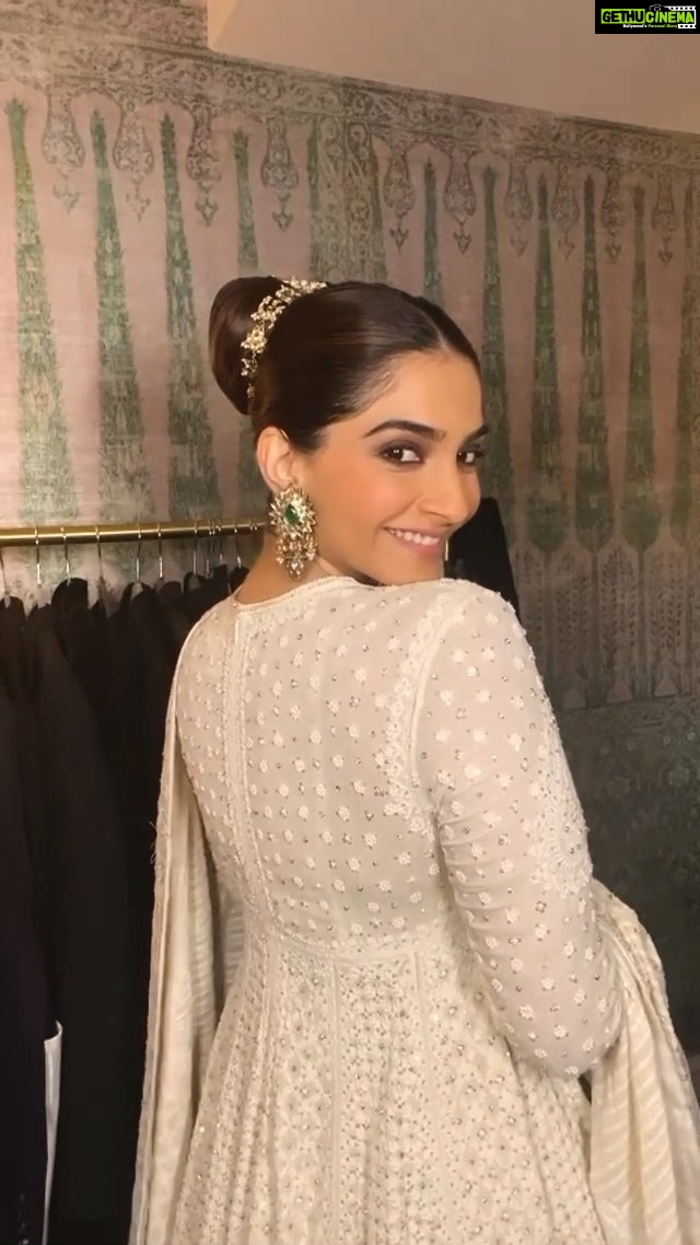 Sonam Kapoor Instagram - If only getting into glam was this easy! 🙈 Hope everyone’s Diwali celebrations were filled with love, light and lots of good food! ❤️ Dream team: @official_maria_asadi @kenorourke1 @nikhilmansata @abujanisandeepkhosla @kapoor.sunita @binagoenkaofficial