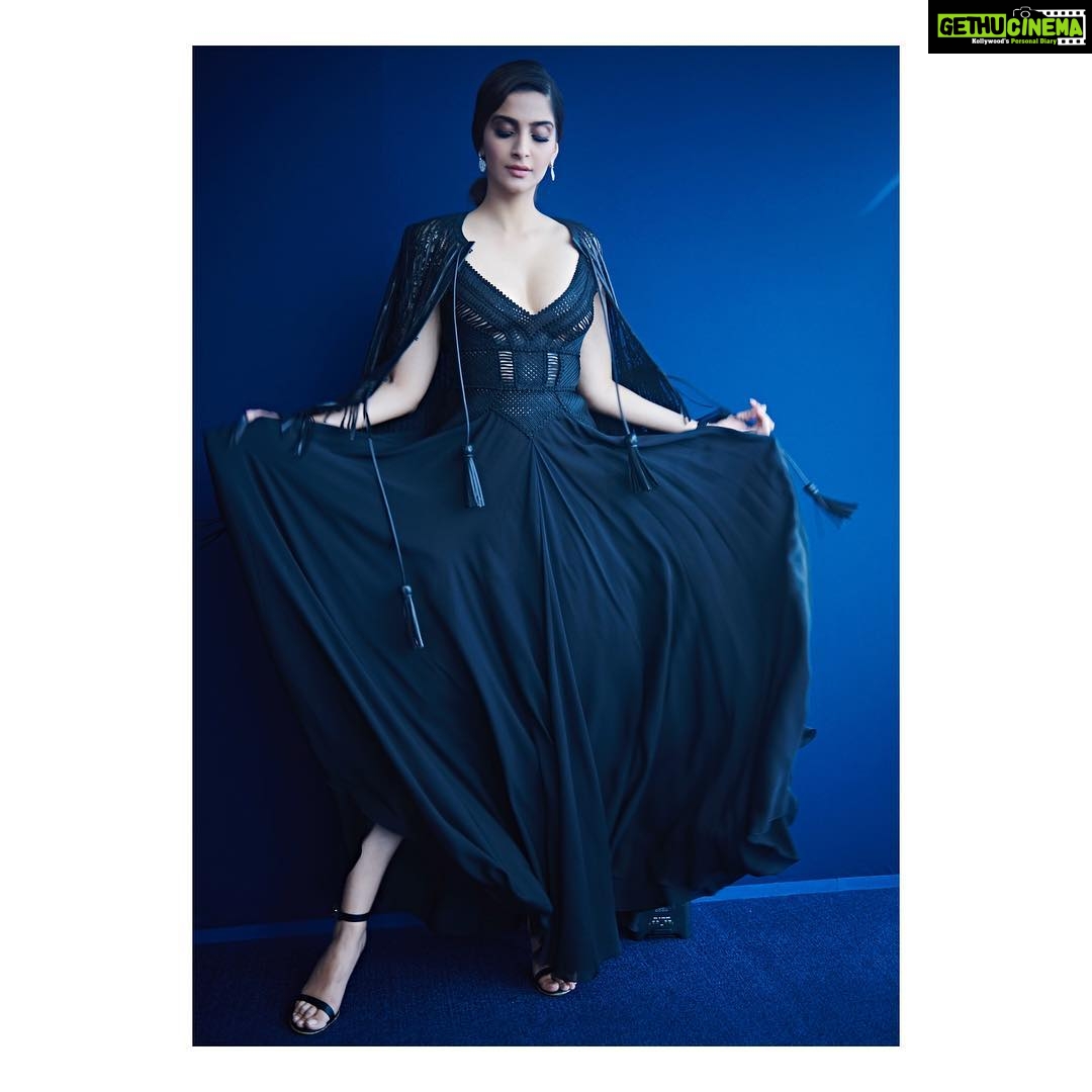 Sonam Kapoor Instagram - #IWC150 For @iwcwatches_india @iwcwatchesarabia 👗: @eliesaabworld 👩🏻:@namratasoni Styling:@rheakapoor Styling Assistants: @abhilashatd Styling Assistants: @chandiniw 📸:@thehouseofpixels