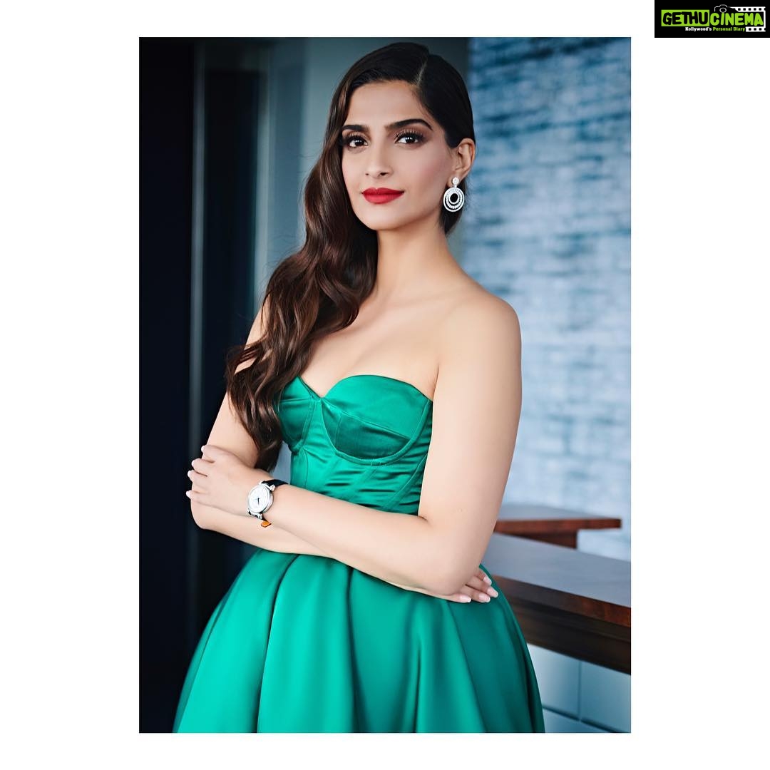 Sonam Kapoor Instagram - π #IWC150 For @iwcwatches_india @iwcwatchesarabia π: @ashistudio @chopard π : @manoloblahnikhq π©π»:@namratasoni @deeptiaggarwal Styling:@rheakapoor Styling Assistants: @abhilashatd Styling Assistants: @chandiniw πΈ:@thehouseofpixels