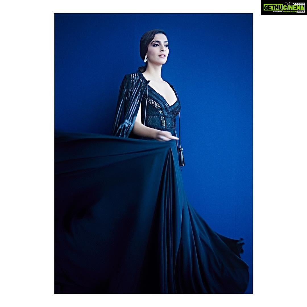 Sonam Kapoor Instagram - #IWC150 For @iwcwatches_india @iwcwatchesarabia π: @eliesaabworld @bulgariofficial π©π»:@namratasoni @deeptiaggarwal Styling:@rheakapoor Styling Assistants: @abhilashatd Styling Assistants: @chandiniw πΈ:@thehouseofpixels