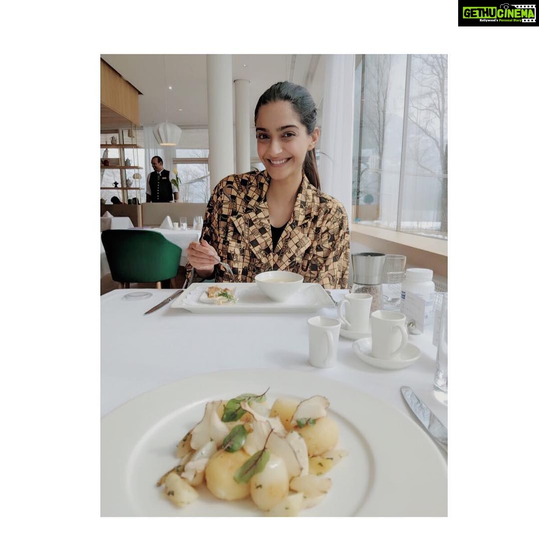 Sonam Kapoor Instagram - Always in @wearerheson even when detoxing! 😂 📷 @anandahuja #missing @rheakapoor