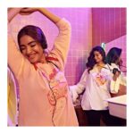 Sonam Kapoor Instagram - Got my Game Face on. 👊 Having a little fun behind-the-scenes in Sonu’s Sweatshirt by Rheson! Get yours at @shoppers_stop and @AmazonFashionIn. #NoRhesonICant @wearerheson @rheakapoor @kapoor.sunita #80sCollection #80sFashion