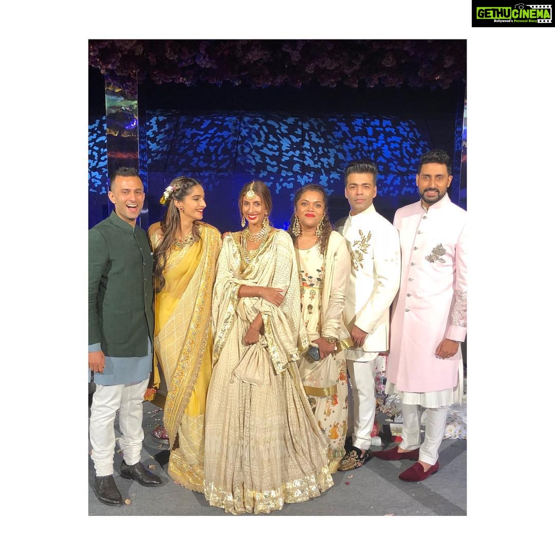 Sonam Kapoor Instagram - Who is the prettiest of them all! My vote goes to @shwetabachchan ! ❤️❤️ #antumoh #juhugang