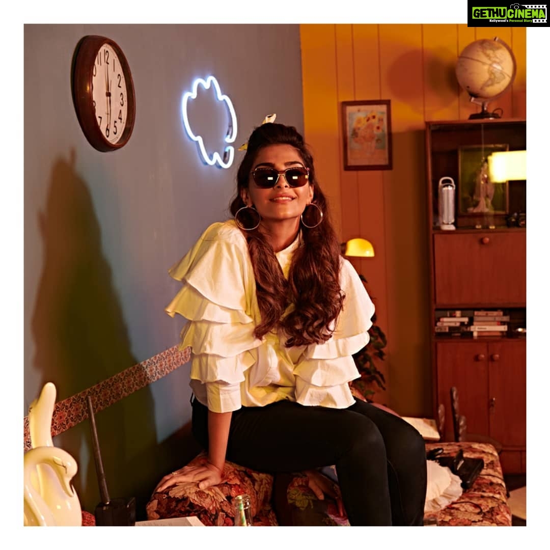 Sonam Kapoor Instagram - I love the 80s and this collection brings together all my favourites from the era! π The #80sCollection is now available on Amazon Fashion and Shoppers Stop! #FeminineVintage #NoRhesonICant @wearerheson @rheakapoor @AmazonFashionIn @shoppersstop