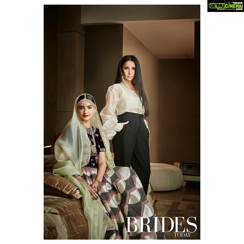 Sonam Kapoor Instagram - In @anamikakhanna.in for the cover of @bridestodayin Editor: @nupurmehta18 Fashion editor: @ayeshaaminnigam Fashion assistant: @shauryaathley Photographer: @arjun.mark HMU: @namratasoni assisted by @hair.studio.suhas and @richajain_mua @makeupbynyrika Assistants: @vedhikaghotge and @harshitadaga01 #BridesTodayIn #IDOANDHOW #newbeginnings #februaryissue2018 #twocovers